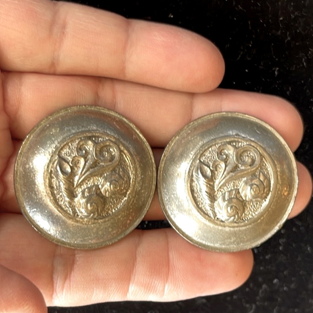 Vintage Round With Floral Design In Middle Clip On Earrings